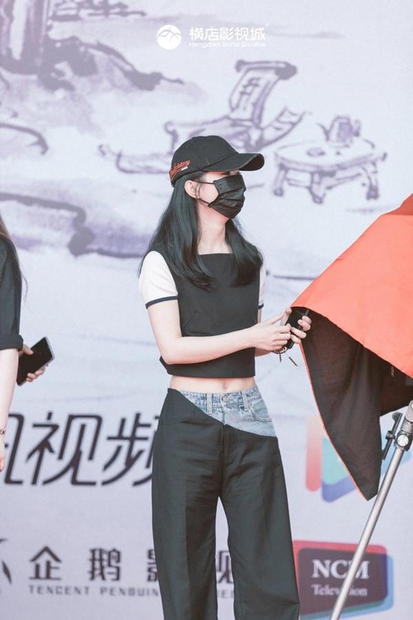 Dữ Phượng Hành khai máy: Triệu Lệ Dĩnh 3 phần hốt hoảng, 7 phần ngơ ngác-3