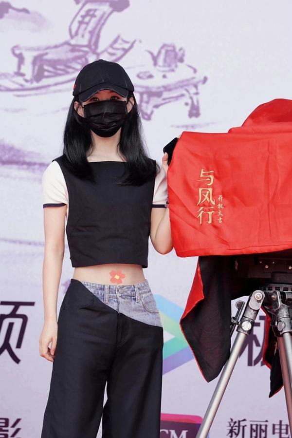 Dữ Phượng Hành khai máy: Triệu Lệ Dĩnh 3 phần hốt hoảng, 7 phần ngơ ngác-5