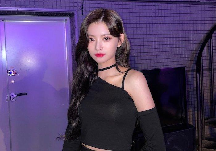 Nữ ca sĩ bị tẩy chay vì không chịu quỳ lạy khán giả-1