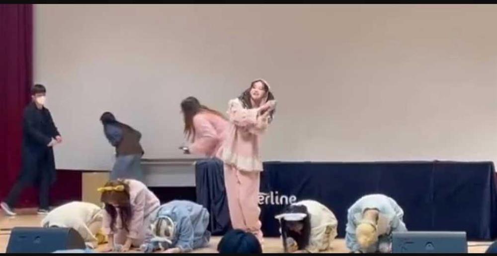 Nữ ca sĩ bị tẩy chay vì không chịu quỳ lạy khán giả-2