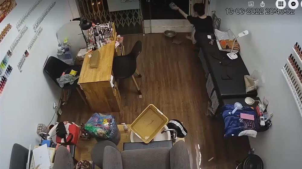 Cặm cụi tát nước cả buổi, cô gái bất lực khi chiếc bán tải chạy qua-1