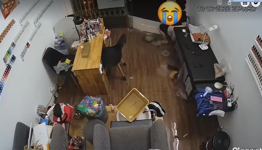 Cặm cụi tát nước cả buổi, cô gái bất lực khi chiếc bán tải chạy qua-2