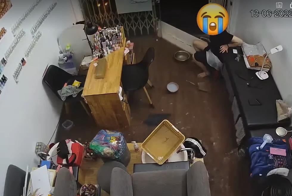 Cặm cụi tát nước cả buổi, cô gái bất lực khi chiếc bán tải chạy qua-3