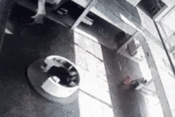 Clip: Ô tô mất lái lao từ tầng 3 showroom xuống trúng 2 lễ tân