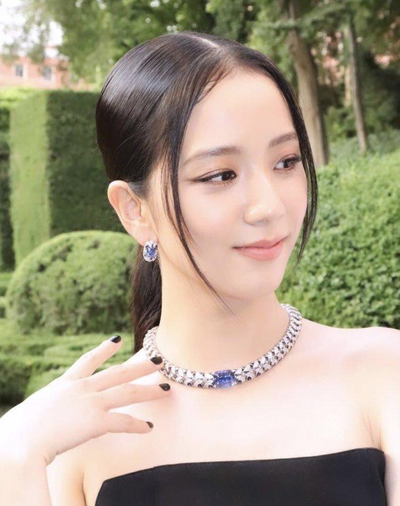 Đi cùng chiếc vòng cổ kim cương của Cartier, tổng thể layout của Jisoo trở nên sang chảnh, thu hút hẳn.