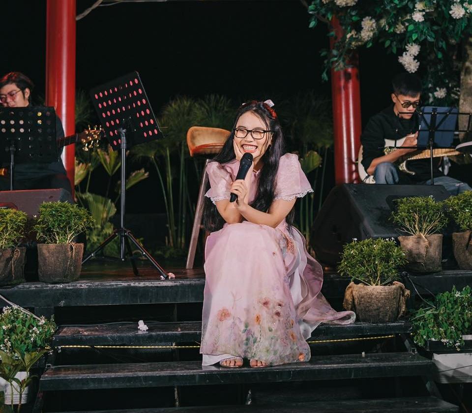 Phương Mỹ Chi chữa cháy cực duyên khi đang hát thì quên lời-2