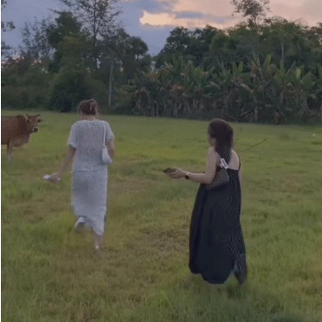 2 gái xinh chạy thục mạng vì lỡ nghịch dại cầm roi trêu 1 nhân vật-1