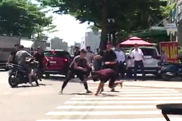 Clip: Tài xế bị đuổi đánh, xịt hơi cay ở Thủ Đức-1