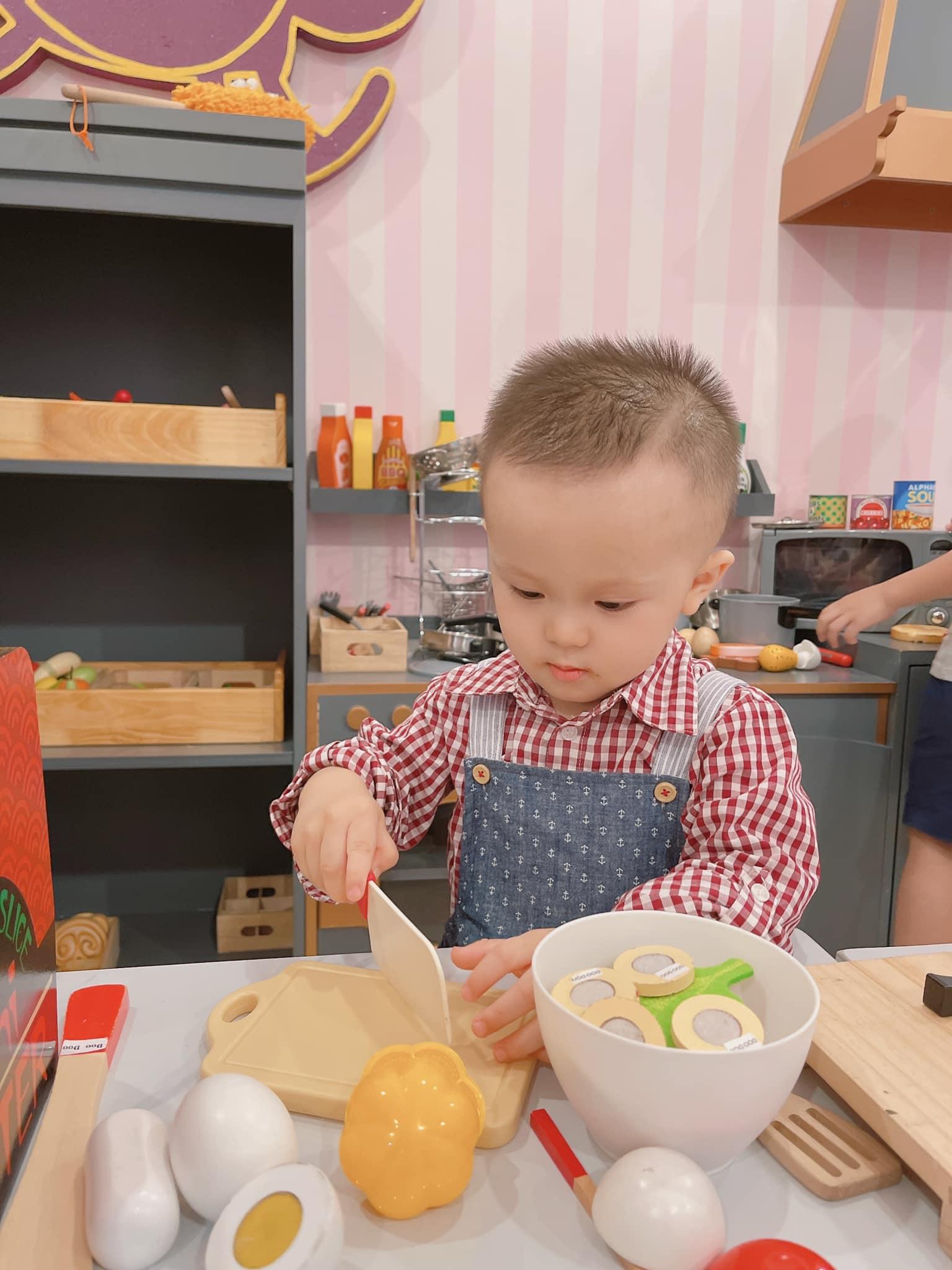 Trông em cũng ra dáng đầu bếp lắm đó!