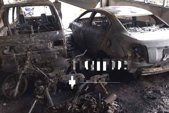 Cháy nhà kho studio ảnh cưới, 4 ô tô và xe máy bị thiêu rụi trơ khung