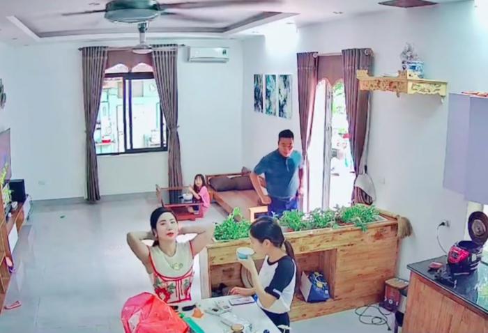 Bố quẹt miệng khi bạn mẹ đến chơi, con gái nói câu muốn độn thổ-1