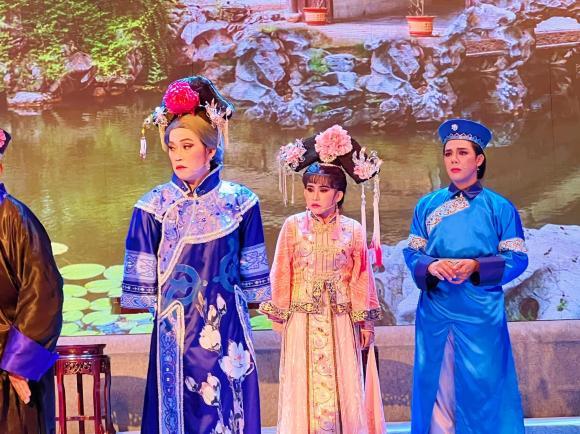 Hoài Linh giả gái trên poster và ngoài đời khác nhau thế nào?-7