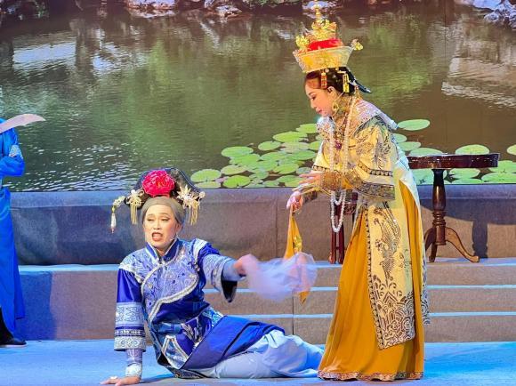 Hoài Linh giả gái trên poster và ngoài đời khác nhau thế nào?-8