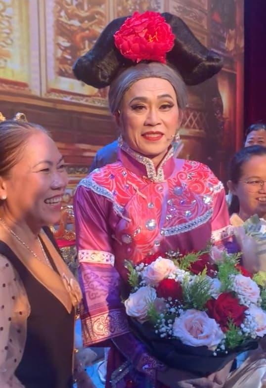 Hoài Linh giả gái trên poster và ngoài đời khác nhau thế nào?-3