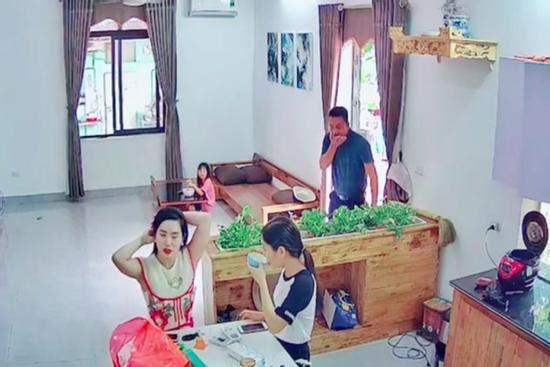 Bố 'quẹt miệng' khi bạn mẹ đến chơi, con gái nói câu muốn 'độn thổ'