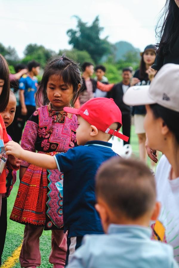 Tại đây, Ú được làm quen với rất nhiều bạn bè và trải nghiệm nhiều hoạt động thú vị. Quỳnh Anh mong rằng chuyến đi sẽ là những kỷ niệm đẹp trong ký ức tuổi thơ sau này của con.