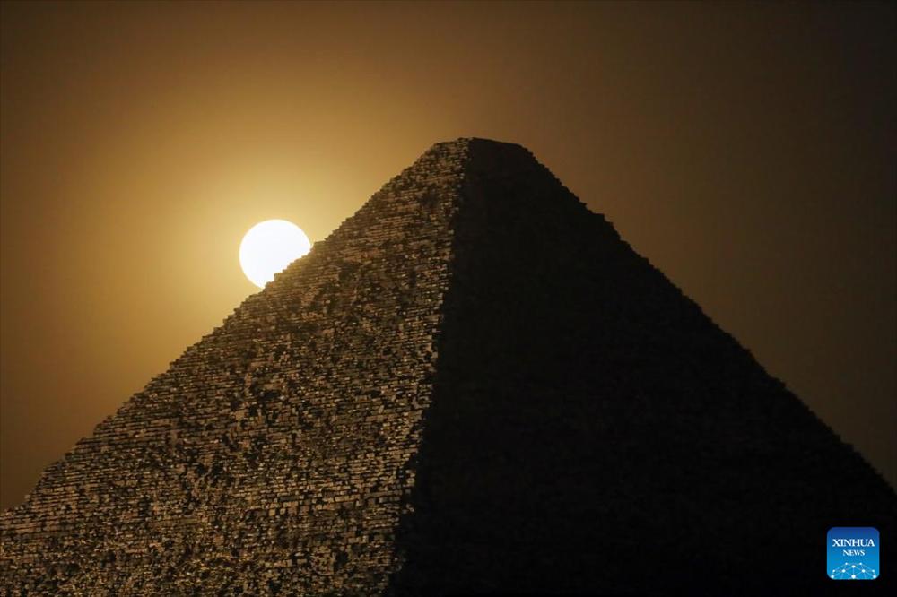 Siêu trăng dâu rực rỡ khắp thế giới-10