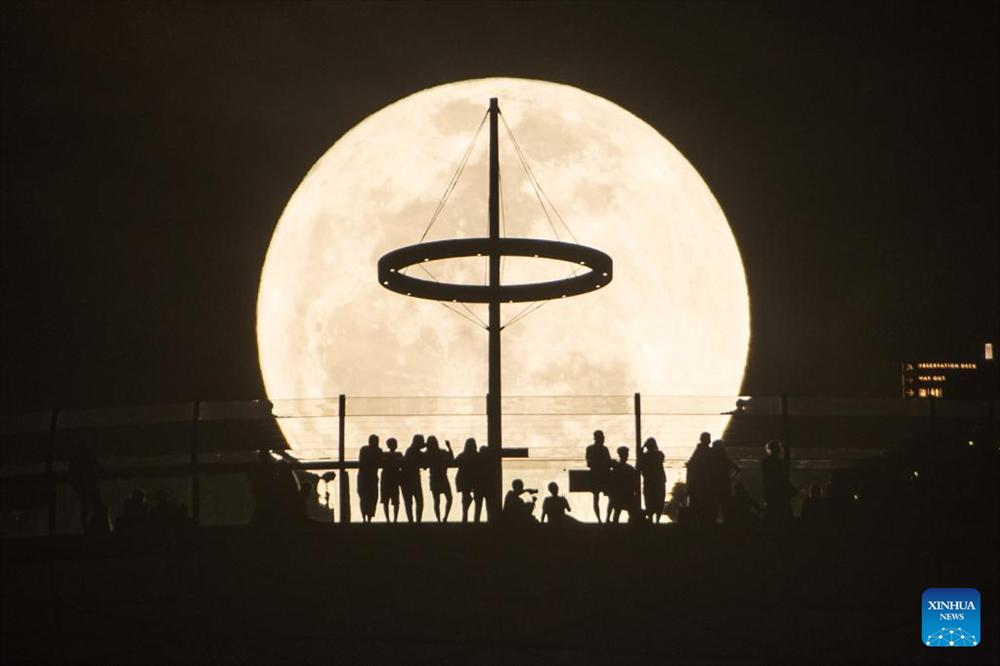 Siêu trăng dâu rực rỡ khắp thế giới-12