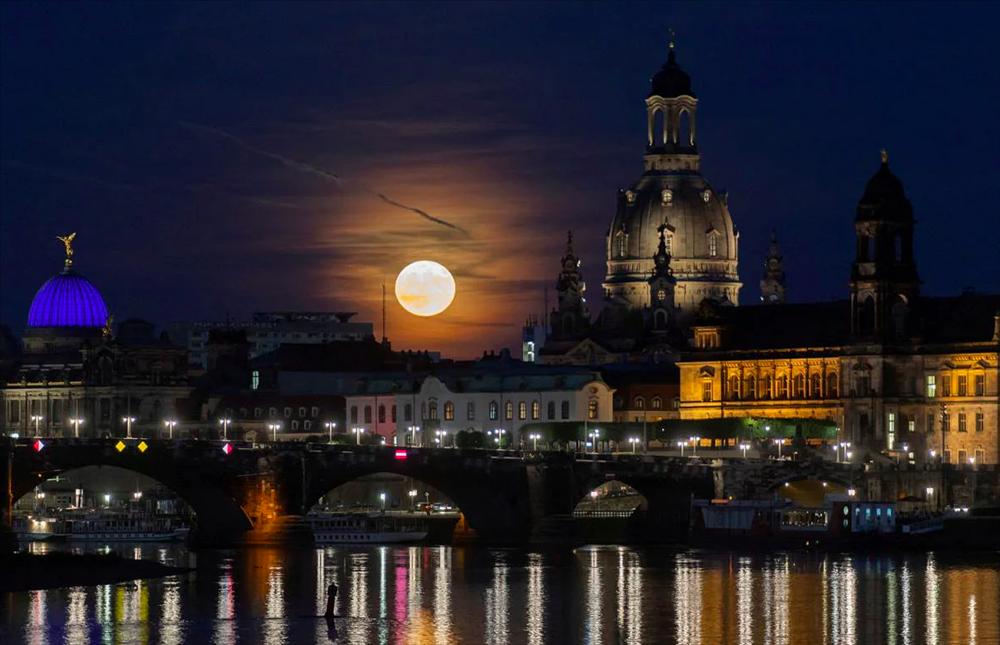 Siêu trăng dâu rực rỡ khắp thế giới-2