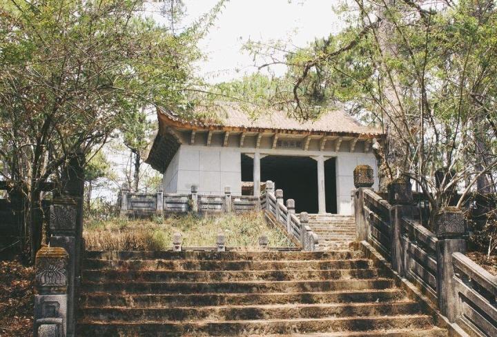 Lăng mộ hoàng thân triều Nguyễn giữa rừng thông Đà Lạt siêu đẹp-1