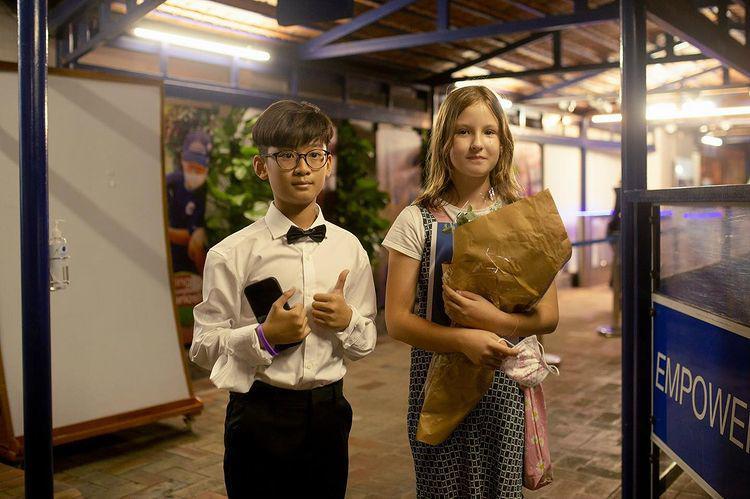 Quý tử 11 tuổi của Lệ Quyên thể hiện tình cảm với bạn gái Tây-1