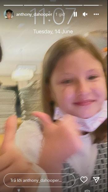 Quý tử 11 tuổi của Lệ Quyên thể hiện tình cảm với bạn gái Tây-3