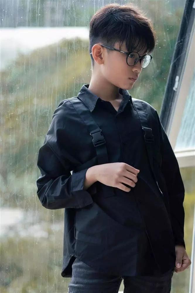 Quý tử 11 tuổi của Lệ Quyên thể hiện tình cảm với bạn gái Tây-5