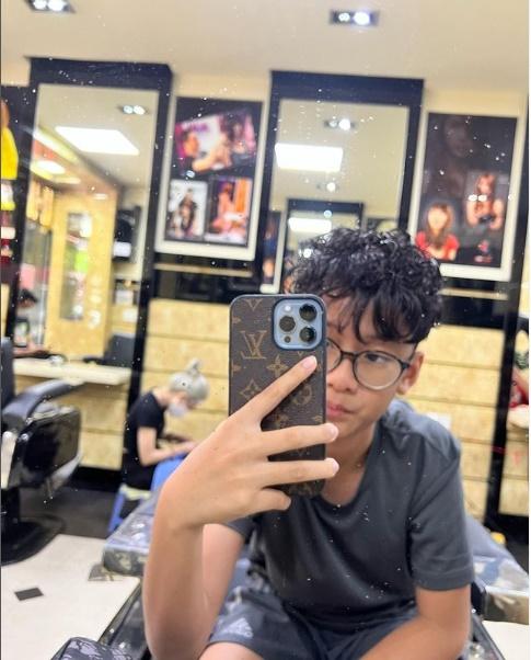 Quý tử 11 tuổi của Lệ Quyên thể hiện tình cảm với bạn gái Tây-4