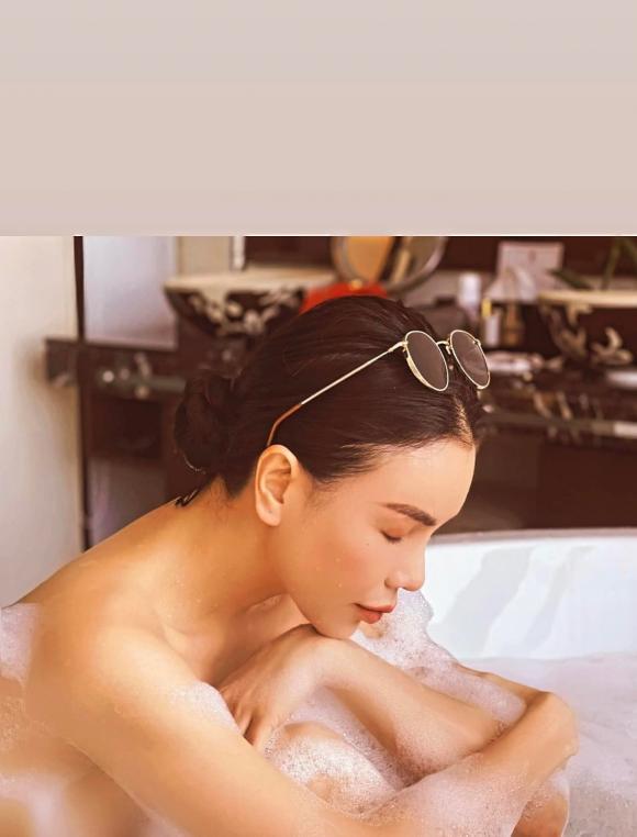 Trà Ngọc Hằng nude cùng bạn thân trong bồn tắm-1
