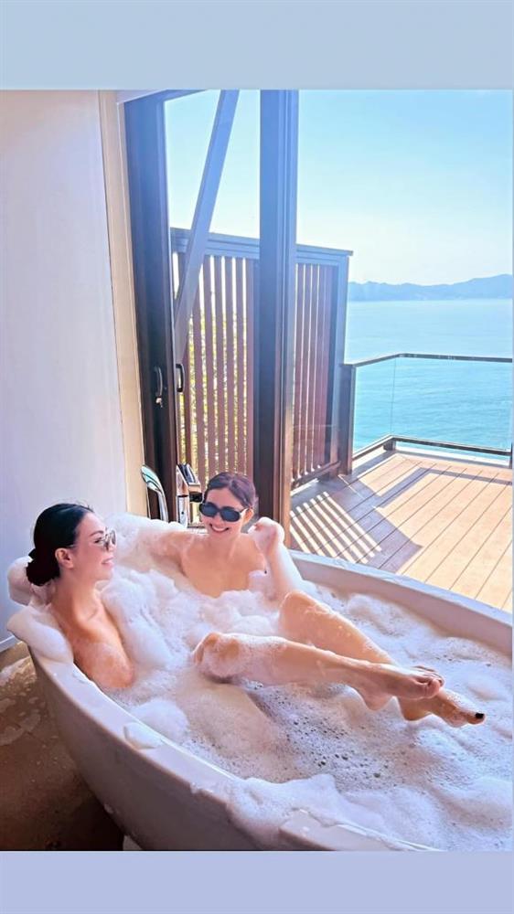 Trà Ngọc Hằng nude cùng bạn thân trong bồn tắm-7