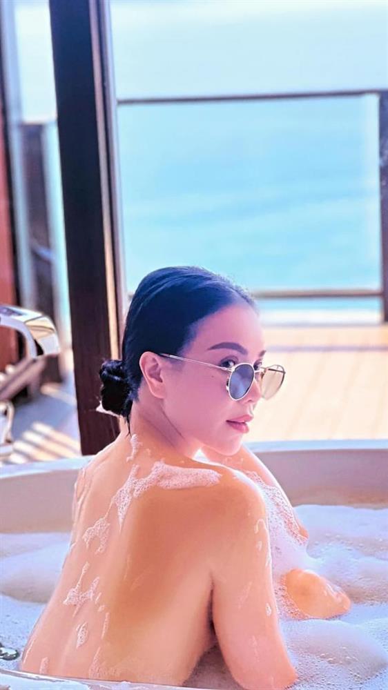 Trà Ngọc Hằng nude cùng bạn thân trong bồn tắm-5