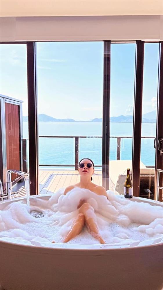 Trà Ngọc Hằng nude cùng bạn thân trong bồn tắm-6