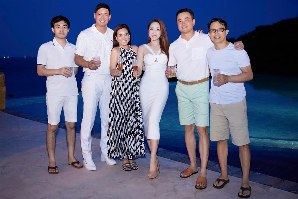 Chi Bảo liên tục khóa môi vợ 3 kém 16 tuổi, con trai gây sốt-1