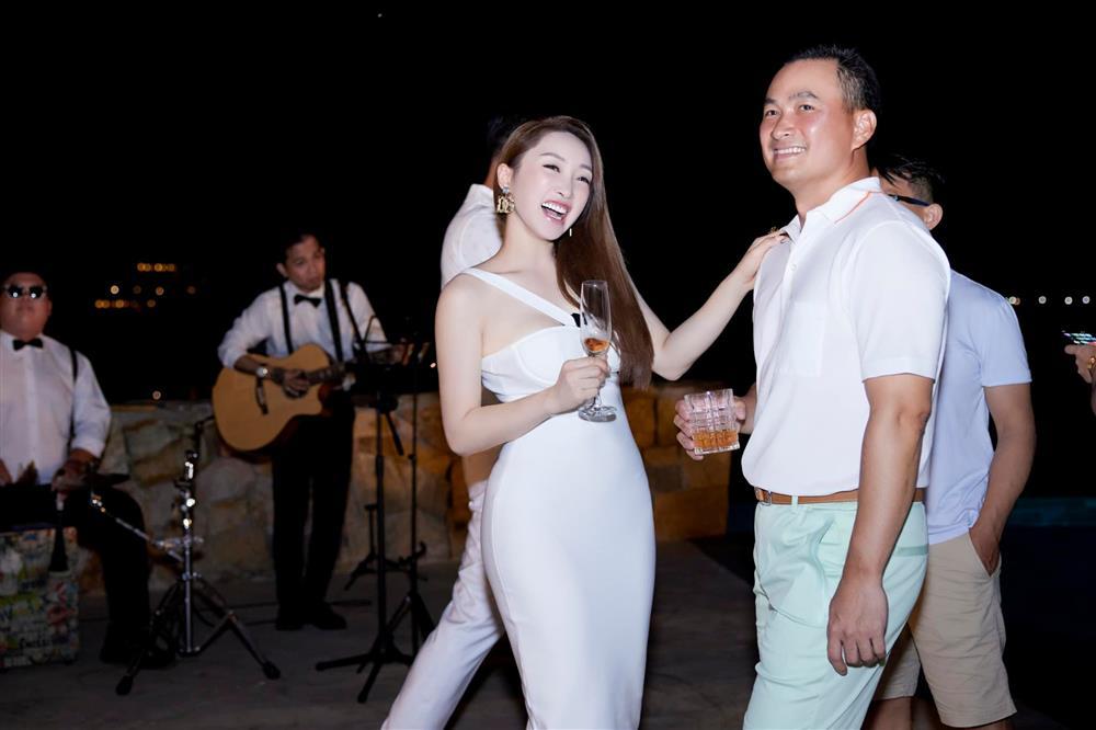 Chi Bảo liên tục khóa môi vợ 3 kém 16 tuổi, con trai gây sốt-4