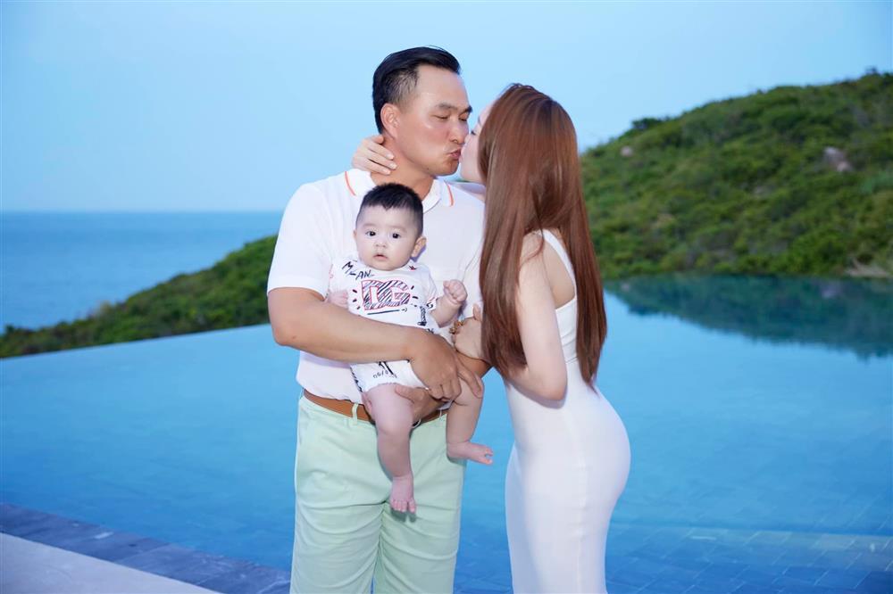 Chi Bảo liên tục khóa môi vợ 3 kém 16 tuổi, con trai gây sốt-2