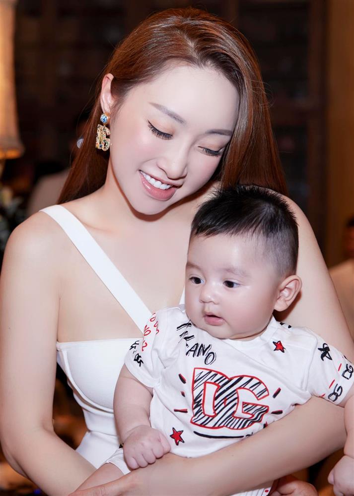 Chi Bảo, vợ 3, con trai gây sốt là ngôi sao nổi tiếng của showbiz Việt Nam trong thời gian gần đây. Hình ảnh hôn nhân hạnh phúc và con trai đáng yêu của anh chàng luôn thu hút sự quan tâm của khán giả. Hãy chiêm ngưỡng ảnh đẹp của gia đình Chi Bảo ngay!