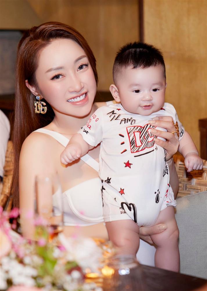 Chi Bảo liên tục khóa môi vợ 3 kém 16 tuổi, con trai gây sốt-12