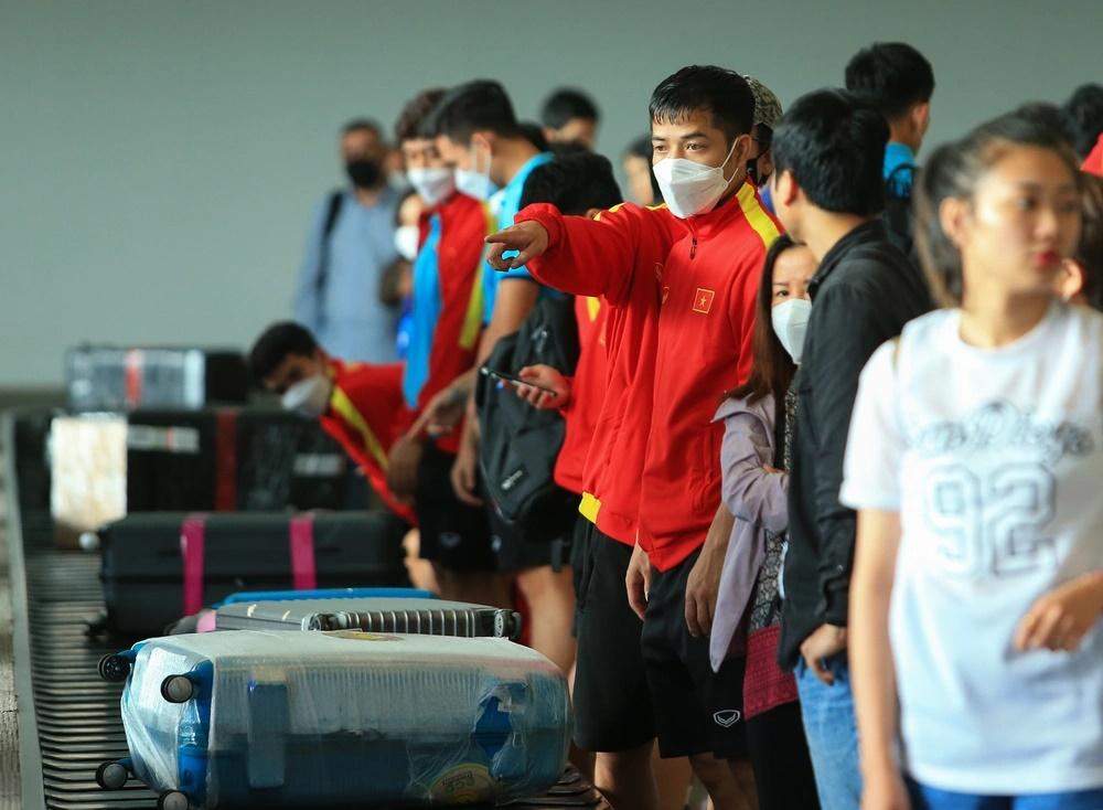 Cầu thủ U23 Việt Nam ngủ gật, tập thể dục khi chờ lấy hành lý-2