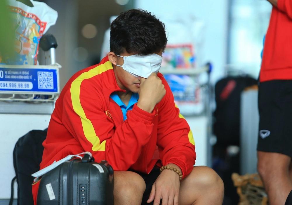 Cầu thủ U23 Việt Nam ngủ gật, tập thể dục khi chờ lấy hành lý-3