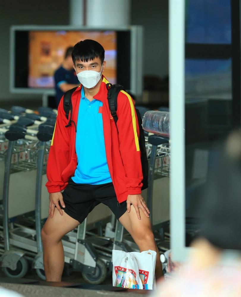 Cầu thủ U23 Việt Nam ngủ gật, tập thể dục khi chờ lấy hành lý-4
