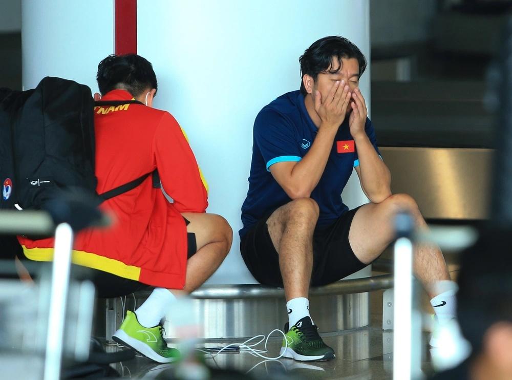 Cầu thủ U23 Việt Nam ngủ gật, tập thể dục khi chờ lấy hành lý-6