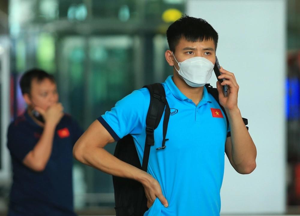 Cầu thủ U23 Việt Nam ngủ gật, tập thể dục khi chờ lấy hành lý-7