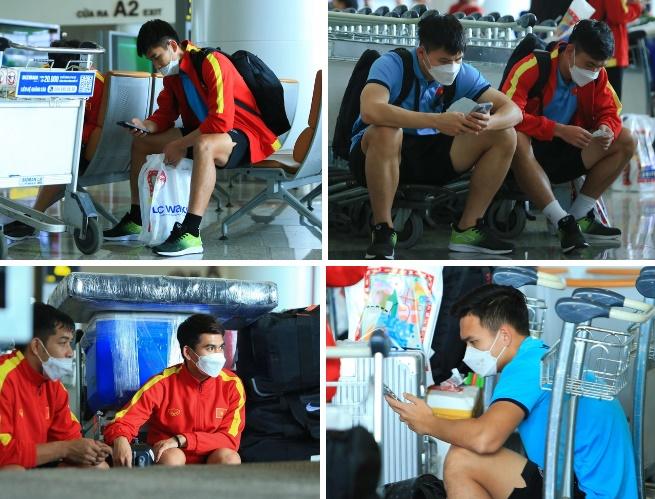 Cầu thủ U23 Việt Nam ngủ gật, tập thể dục khi chờ lấy hành lý-8