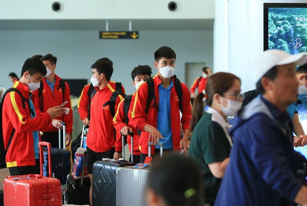 Cầu thủ U23 Việt Nam ngủ gật, tập thể dục khi chờ lấy hành lý-9
