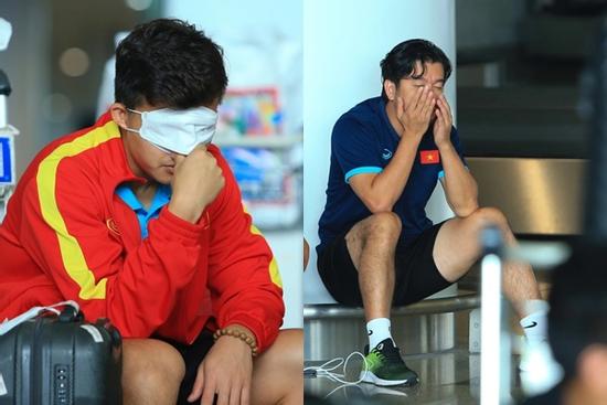 Cầu thủ U23 Việt Nam ngủ gật, tập thể dục khi chờ lấy hành lý
