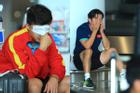 Cầu thủ U23 Việt Nam ngủ gật, tập thể dục khi chờ lấy hành lý