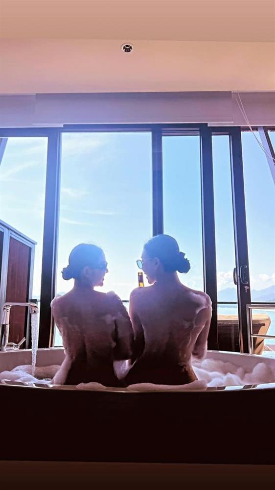 Trà Ngọc Hằng nude cùng bạn thân trong bồn tắm-8