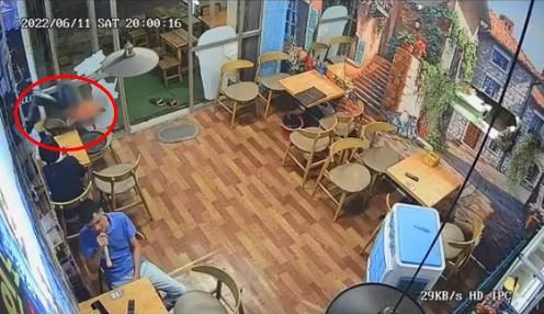 Đang phiêu theo nhạc, khách hú vía bị quạt văng thẳng vào người-1