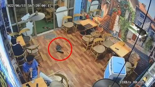 Đang phiêu theo nhạc, khách hú vía bị quạt văng thẳng vào người-2