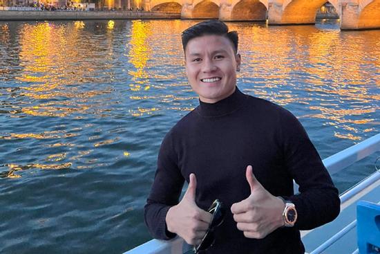 Quang Hải khoe ảnh xuất ngoại, dàn sao Việt tới tấp chúc mừng